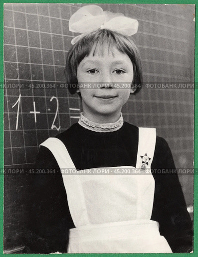Портрет школьницы на фоне классной доски  Старая чёрно-белая фотография периода 1970-х годов. Редакционная иллюстрация, иллюстратор александр афанасьев / Фотобанк Лори