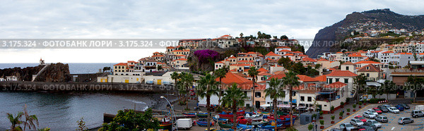 Португалия. Остров Мадейра. Панорама рыбацкого поселка Камара ди Лобуш (Camara de Lobos) (2011 год). Редакционное фото, фотограф Виктория Катьянова / Фотобанк Лори