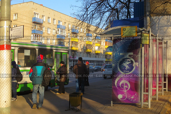 Посадка пассажиров в автобус на остановке "Мелодия" на улице Маяковской в Старых Химках, Подмосковье (2014 год). Редакционное фото, фотограф Т. З. / Фотобанк Лори