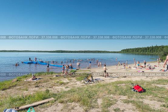 Поселок Салым . Пляж на озере Сырковый Сор (2018 год). Стоковое фото, фотограф Александр Циликин / Фотобанк Лори