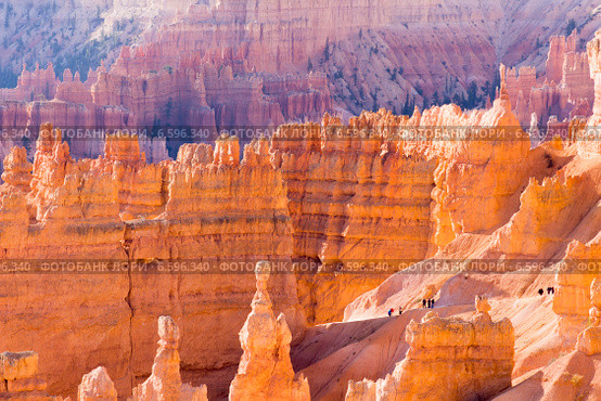 Посетители идут по тропе в национальном парке Брайс-Каньон (англ. Bryce Canyon National Park) (2014 год). Стоковое фото, фотограф Ирина Кожемякина / Фотобанк Лори