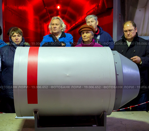 Посетители у макета ядерной боевой части торпеды, Объект 820 РТБ: локальная зона ядерного арсенала, Балаклавский подземный музейный комплекс, Крым (2015 год). Редакционное фото, фотограф Вячеслав Палес / Фотобанк Лори