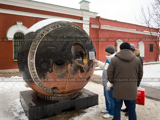 Посетители у спускаемого аппарата топографического спутника "Комета", территория музея космонавтики и ракетной техники имени В.П. Глушко, город Санкт-Петербург (2016 год). Редакционное фото, фотограф Вячеслав Палес / Фотобанк Лори