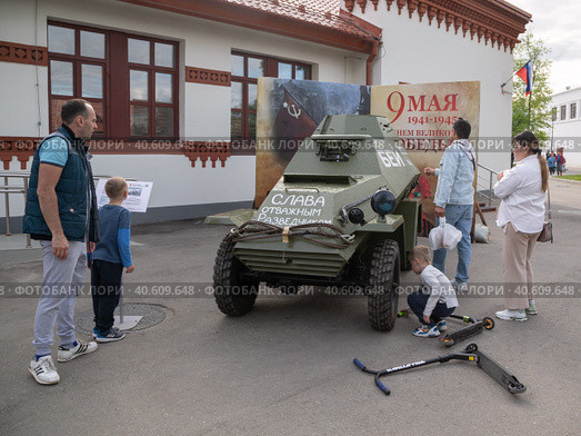 Посетители ВДНХ рассматривают легкий полноприводной бронеавтомобиль БА-64 (1942 г., СССР) на открытой площадке Музея Гаража особого назначения в майские праздники. На броневике надпись "Слава отважным разведчикам" (2023 год). Редакционное фото, фотограф Наталья Николаева / Фотобанк Лори