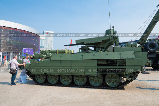 Посетители выставки "Армия-2022" у боевой машины поддержки танком (БМПТ) «Терминатор». Парк Патриот. Редакционное фото, фотограф Виктор Карасев / Фотобанк Лори