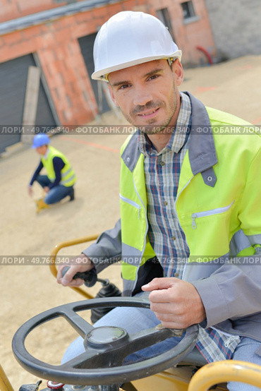 posing with the steering wheel. Стоковое фото, агентство Ingram Publishing / Фотобанк Лори