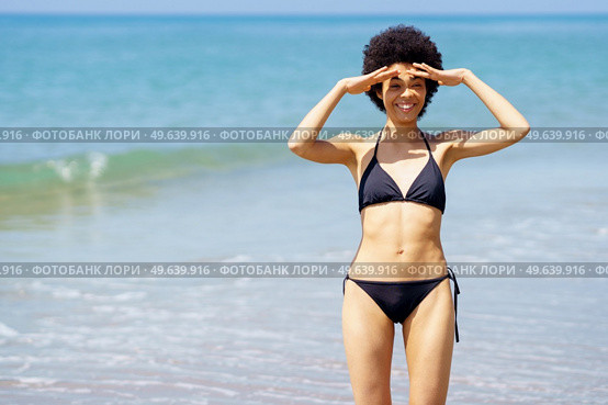 Positive African American woman making a funny gesture of putting on glasses with her hands.. Positive black woman making a funny gesture of putting on glasses with her hands. Стоковое фото, агентство Ingram Publishing / Фотобанк Лори