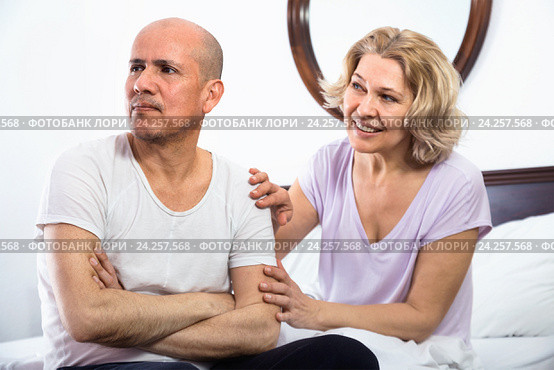 Positive mature girl supporting frustraited boyfriend. Стоковое фото, фотограф Яков Филимонов / Фотобанк Лори