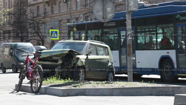 Последствие аварии на городском перекрестке: разбитая машина на тротуаре (2015 год). Редакционное видео, видеограф Кекяляйнен Андрей / Фотобанк Лори