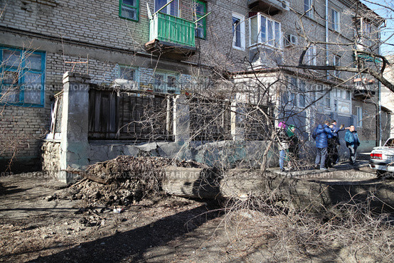 Последствия упавшешл дерева на проезжую часть, которое росло вплотную, к дому в городе Волгоград, улица Северный городок д.1 (2019 год). Редакционное фото, фотограф Владимир Арсентьев / Фотобанк Лори