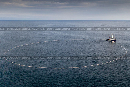 Постановка кошелькового невода рыболовецкой бригадой. Стоковое фото, фотограф Сергей Красноухов / ТАСС / Фотобанк Лори