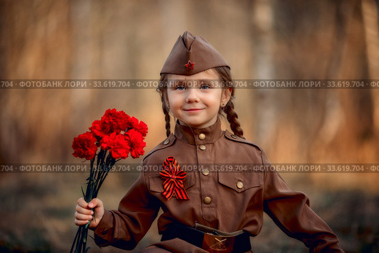 Постановочный портрет девочки с гвоздиками в военной форме. Стоковое фото, фотограф Julia Shepeleva / Фотобанк Лори