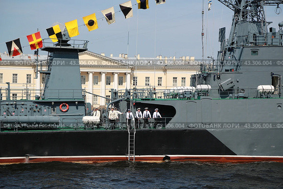 Построение экипажа на Военном корабле в акватории реки Невы. Военно-морской парад в Санкт-Петербурге на день ВМФ. (2014 год). Редакционное фото, фотограф Константин Сергеевич Синявин / Фотобанк Лори