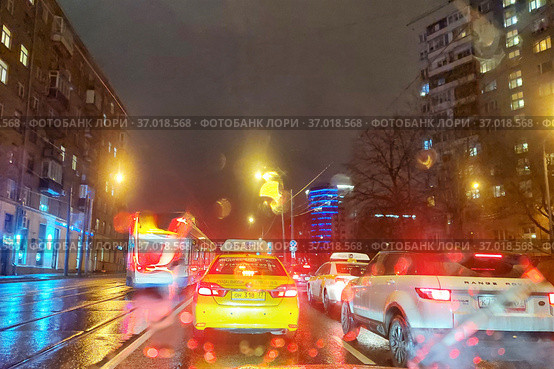 Поток машин вечером в городе в дождливую погоду (2021 год). Стоковое фото, фотограф Victoria Demidova / Фотобанк Лори