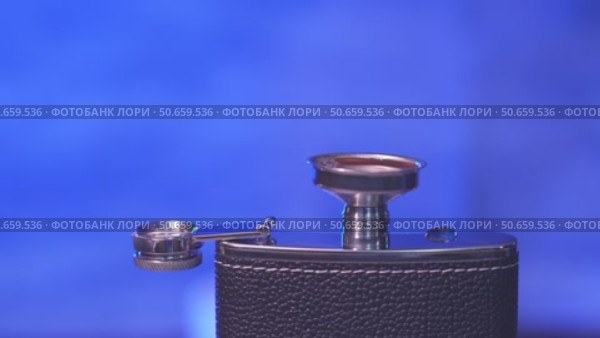 Pouring alcohol and pouring drops. Стоковое видео, видеограф Потийко Сергей / Фотобанк Лори