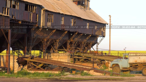Поволжье, страда. Механизированный ток на закате. Volga region, harvest season. Mechanized threshing floor at the sunset light. Стоковое видео, видеограф Евгений Романов / Фотобанк Лори