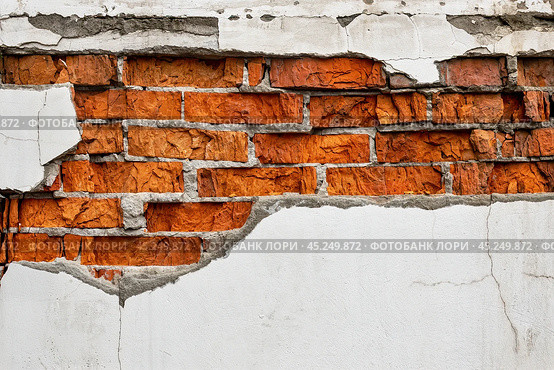 Поврежденная старая кирпичная стена.  Old concrete brick wall cracked. Abstract background texture. Стоковое фото, фотограф Лариса Гордеева / Фотобанк Лори