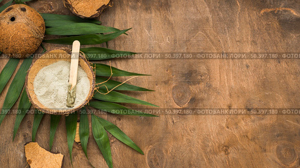 powder coconut shell with copy space. Стоковое фото, агентство Ingram Publishing / Фотобанк Лори