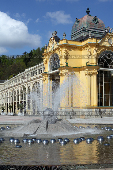 Поющий фонтан, курорт Марианские лазни, Чехия (2013 год). Редакционное фото, фотограф Юлия Кузнецова / Фотобанк Лори