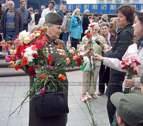 Поздравление ветерана войны с Днем Победы у Большого театра (2008 год). Редакционное фото, фотограф Елена Гаврилова / Фотобанк Лори
