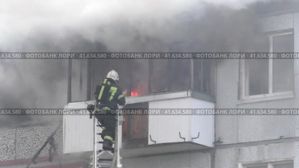 Пожар квартиры в многоквартирном доме. Стоковое видео, видеограф Руслан Лесков / Фотобанк Лори