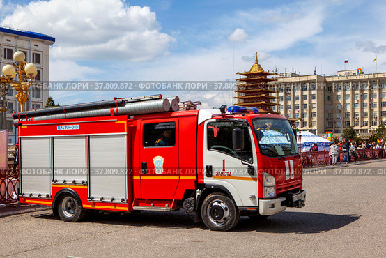 Пожарная машина - автоцистерна пожарная легкого класса АЦ 1,5-40/2 на шасси ISUZU HQR75P на площади Ленина, у Пагоды Семи дней. Элиста. Республика Калмыкия. Россия (2022 год). Редакционное фото, фотограф Сергей Афанасьев / Фотобанк Лори