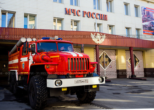 Пожарная машина у здания пожарной части МЧС на улице Самойлова, город Мурманск (2019 год). Редакционное фото, фотограф Вячеслав Палес / Фотобанк Лори