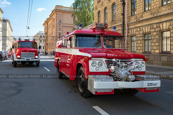 Пожарные ретроавтомобили Mercedes-Benz 1113 и Fargo D500 на Милионной улице. Подготовка к празднованию 220-летия пожарной охраны Санкт-Петербурга (2023 год). Редакционное фото, фотограф Виктор Карасев / Фотобанк Лори