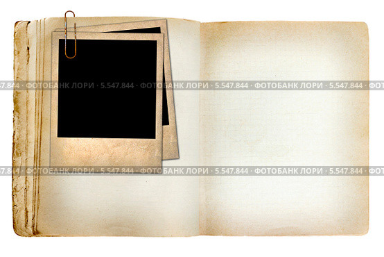 Пожелтевшие страницы старой записной книжки со старыми фотографиями на металлической скрепке, на белом фоне. Стоковое фото, фотограф Юрий Плющев / Фотобанк Лори