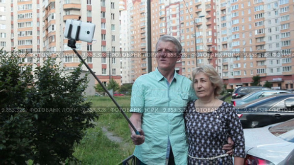 Пожилая пара фотографируются с помощью селфи палки. Стоковое видео, видеограф Кекяляйнен Андрей / Фотобанк Лори