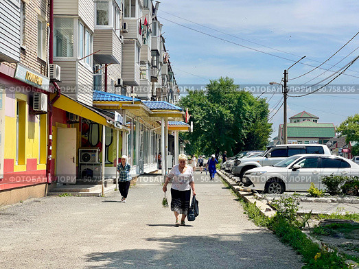 Пожилые женщины идут мимо дома номер 2 по улице Постышева в Находке. Приморский край. Редакционное фото, фотограф Овчинникова Ирина / Фотобанк Лори