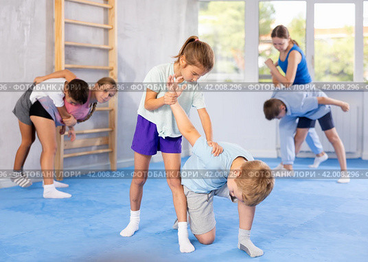 practice grabbing their opponent's arms. Стоковое фото, фотограф Яков Филимонов / Фотобанк Лори