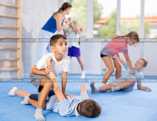 practice grabbing their opponent's arms. Стоковое фото, фотограф Яков Филимонов / Фотобанк Лори