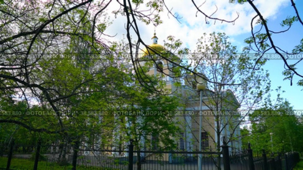 Православный кафедральный собор им. святого князя Александра Невского в зеленой листве летнего парка в городе Петрозаводске (2022 год). Редакционное видео, видеограф Sergei Gorin / Фотобанк Лори