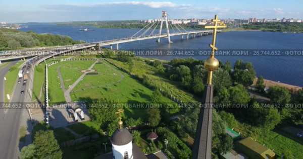 Православный крест Рождественской церкви на фоне Октябрьского моста. Череповец. Вид сверху (2017 год). Стоковое видео, видеограф Кекяляйнен Андрей / Фотобанк Лори
