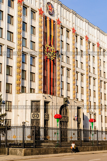 Праздничная подготовка здания Генерального Штаба Вооружённых Сил РФ к семидесятилетию Победы. Москва (2015 год). Стоковое фото, фотограф Владимир Устенко / Фотобанк Лори