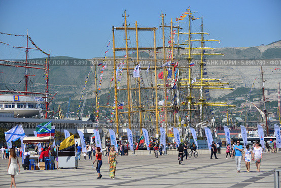 Праздничные гуляния в порту Новороссийск, регата SCF Black Sea Tall Ships Regatta 2014. Редакционное фото, фотограф Игорь Архипов / Фотобанк Лори