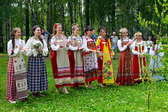 Праздник Троица В России, фольклор и народные гуляния (2013 год). Редакционное фото, фотограф ElenArt / Фотобанк Лори