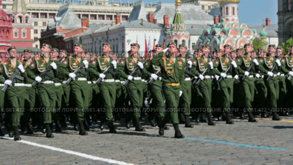 Празднование Дня Победы в Москве. Торжественное прохождение солдат по Красной площади (2014 год). Редакционное видео, видеограф Игорь Долгов / Фотобанк Лори