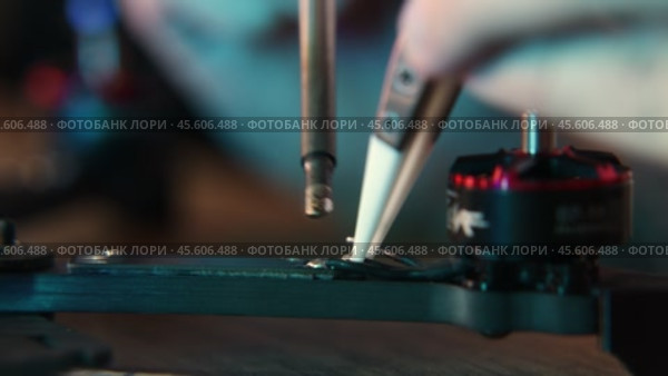 Precise Soldering of FPV Drone Wiring. Стоковое видео, видеограф Поскребышев Михаил / Фотобанк Лори