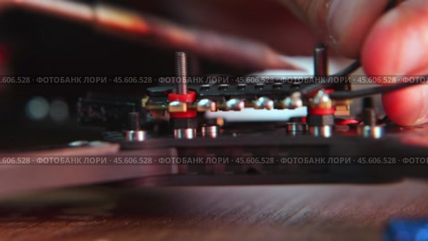 Precise Soldering of FPV Drone Wiring. Стоковое видео, видеограф Поскребышев Михаил / Фотобанк Лори