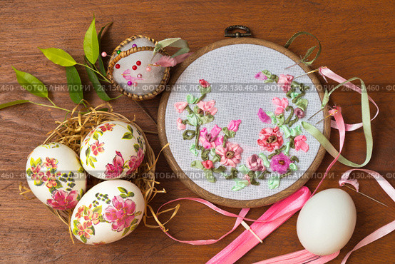 Preparation of Easter gifts. Flower decoupage on eggs and embroidery with satin ribbons. Стоковое фото, фотограф Виктория Катьянова / Фотобанк Лори