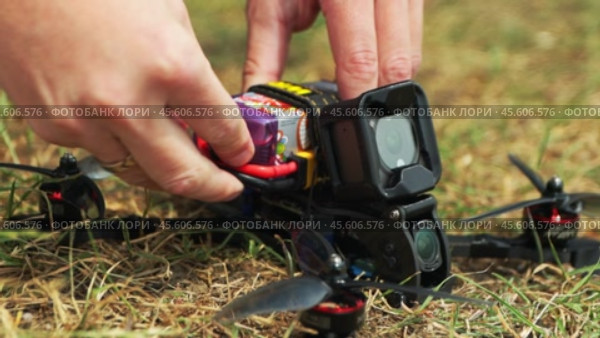 Preparing DIY FPV Drone for Takeoff on Grass. Стоковое видео, видеограф Поскребышев Михаил / Фотобанк Лори