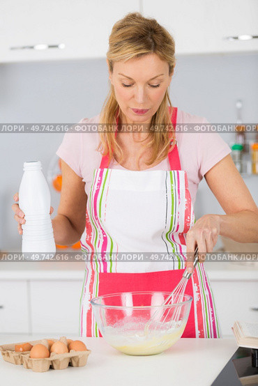 preparing dough mixing ingredients. Стоковое фото, агентство Ingram Publishing / Фотобанк Лори