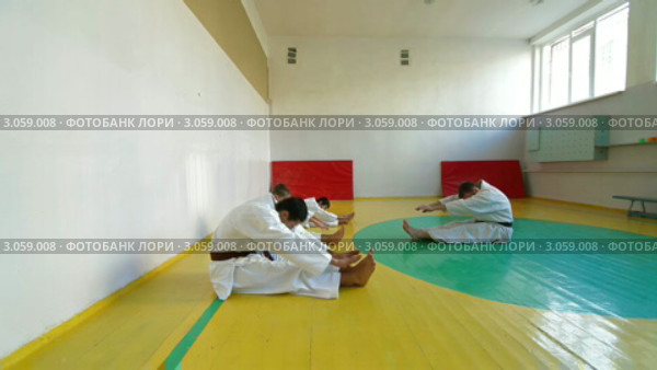 Преподаватель карате проводит разминку. Стоковое видео, видеограф Владимир Никулин / Фотобанк Лори