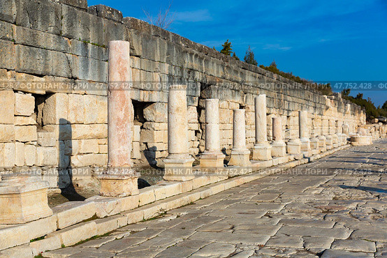Preserved colonnade of Agora in ancient settlement of Kibyra in Turkey. Стоковое фото, фотограф Яков Филимонов / Фотобанк Лори