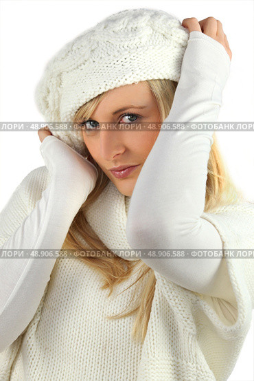 pretty coquettish young blonde wearing white cardigan and bonnet. Стоковое фото, агентство Ingram Publishing / Фотобанк Лори
