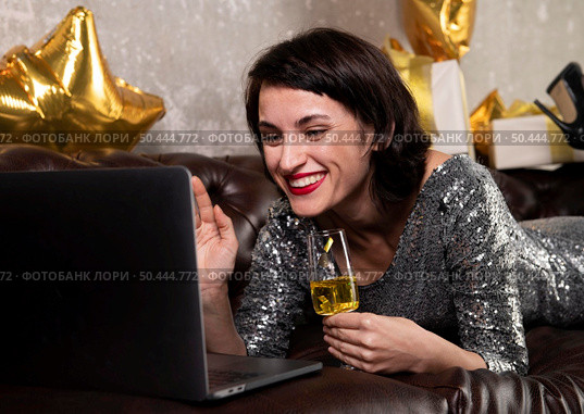 pretty woman video calling friends. Стоковое фото, агентство Ingram Publishing / Фотобанк Лори