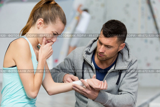 pretty young girl crying after falling down. Стоковое фото, агентство Ingram Publishing / Фотобанк Лори