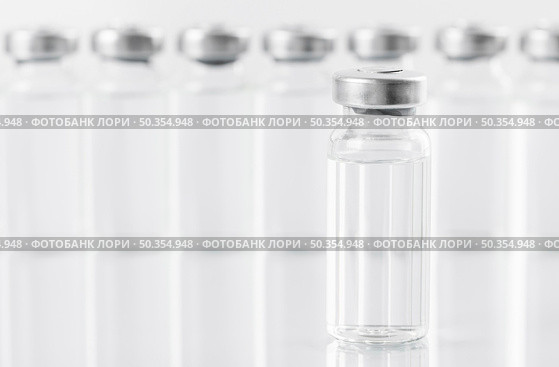 preventive coronavirus vaccine bottles arrangement. Стоковое фото, агентство Ingram Publishing / Фотобанк Лори